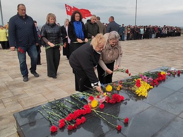 Возложение цветов